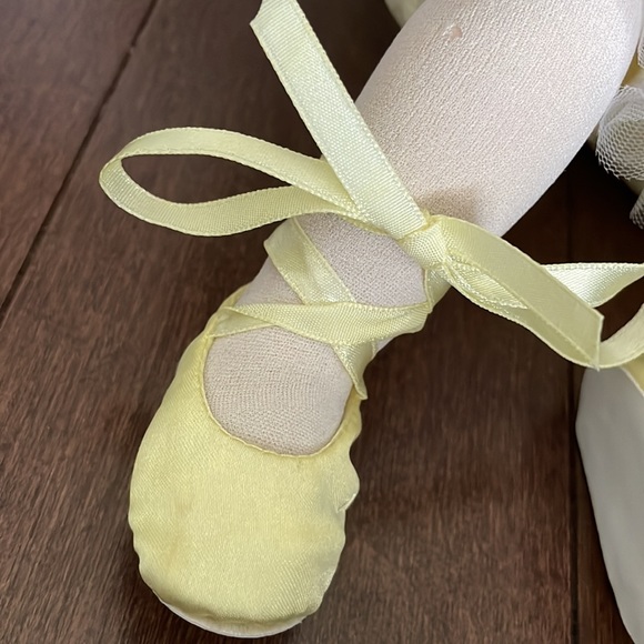 Ashton Drake Kylie Ballerina porcelain doll - Picture 4 of 6